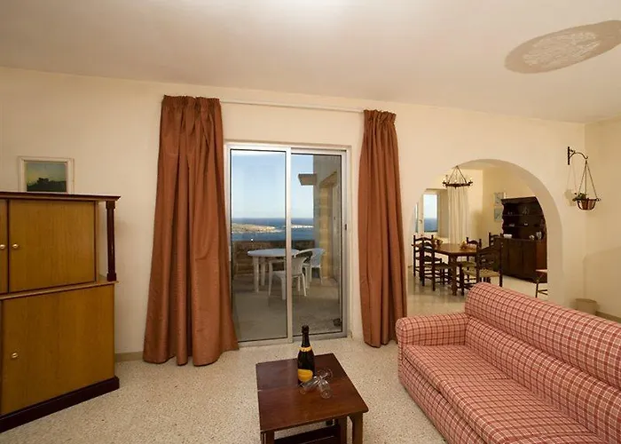 Ξενοδοχείο με διαμερίσματα Hilltop Village 2*